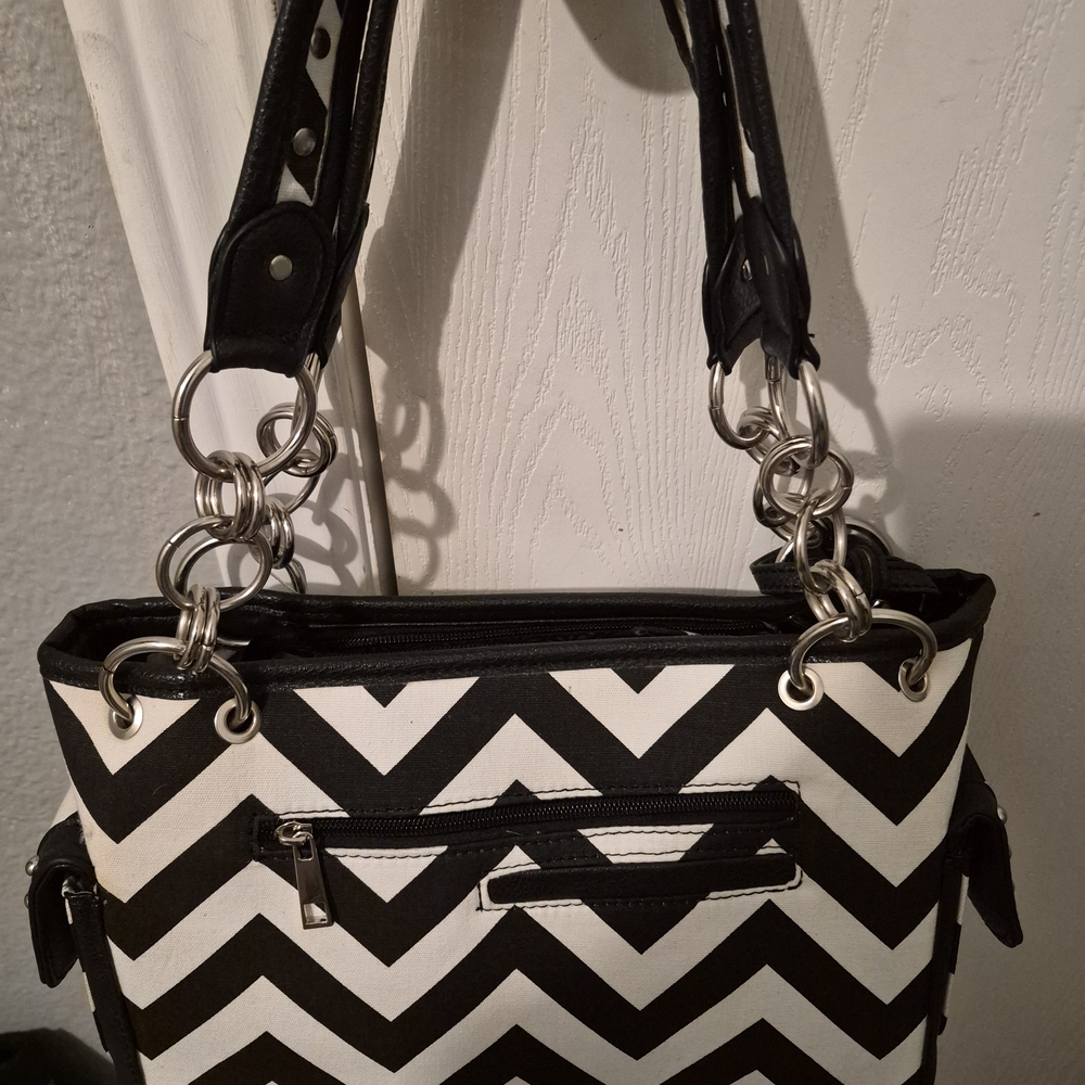 Chic Chevron Shoulder Bag in Black and White